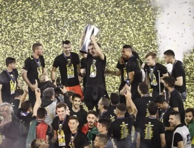 Η κούπα του 12ου πρωταθλήματος πλέον στην τροπαιοθήκη της ΑΕΚ! (φωτό)